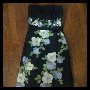 Sleeveless dress w/ embroidered flowers
